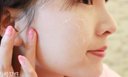 睡眠面膜過(guò)夜好不好？對(duì)于油皮是災(zāi)難