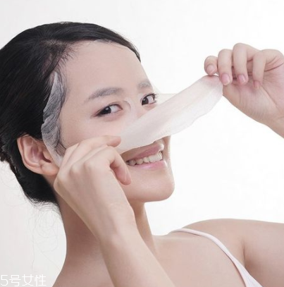 敷完面膜不洗臉會怎么樣？粉刺悶痘毛孔堵塞