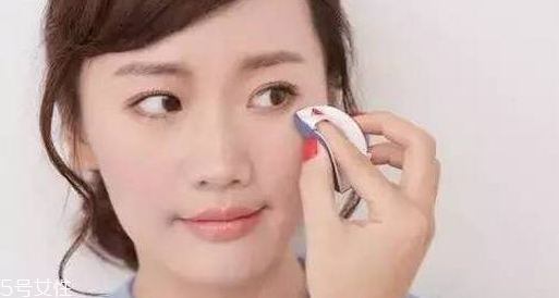 氣墊卡粉浮粉怎么辦？上妝方式換一換