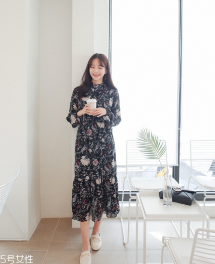 碎花連衣裙搭配什么鞋子？玩轉復古甜美
