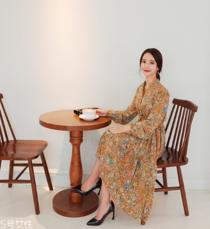 碎花連衣裙搭配什么鞋子？玩轉復古甜美
