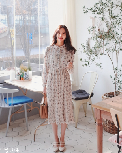 碎花連衣裙搭配什么鞋子？玩轉復古甜美