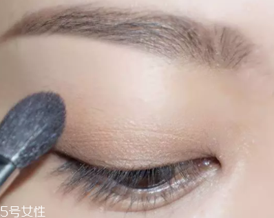 棕色眼影怎么畫好看？作為最后的暈染色