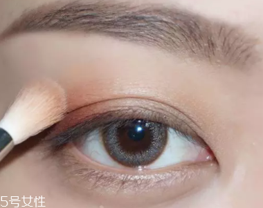 棕色眼影怎么畫好看？作為最后的暈染色