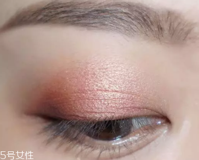 棕色眼影怎么畫好看？作為最后的暈染色