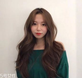 臉大適合什么發(fā)型？微卷波波頭是大臉福音