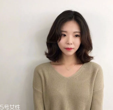 臉大適合什么發(fā)型？微卷波波頭是大臉福音