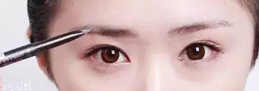 眉粉怎么選顏色好看？淺咖色不挑膚色