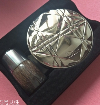dior迪奧蜜粉哪款好用？讓妝效更持久