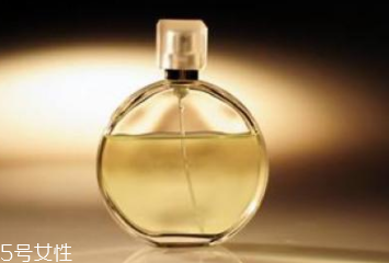 香水噴太多了怎么辦？用濕毛巾擦拭