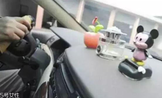 男士車?yán)锓攀裁聪闼茫繌V藿香讓人清醒