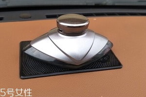 汽車(chē)香水怎么安裝？香水座需粘貼
