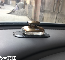 汽車香水座怎么加香水？用滴管注入原瓶