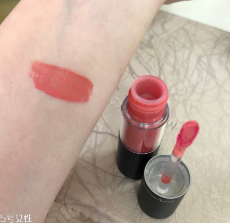 mac唇釉哪個顏色比較日常？溫柔清新珊瑚粉