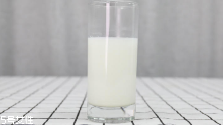 愛他美奶粉哪個(gè)版本好？白金版表現(xiàn)出色