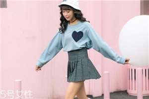 衛(wèi)衣搭配什么裙子好看？春日少女范兒盡顯