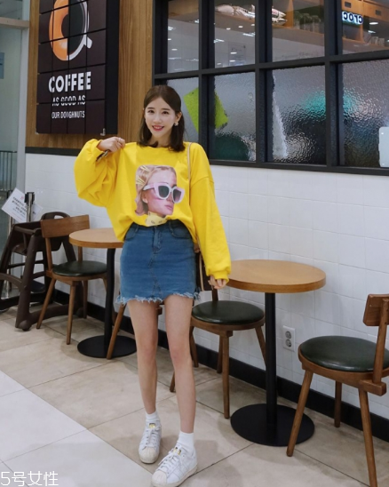衛(wèi)衣搭配什么裙子好看？春日少女范兒盡顯