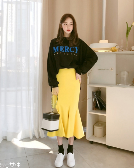衛(wèi)衣搭配什么裙子好看？春日少女范兒盡顯