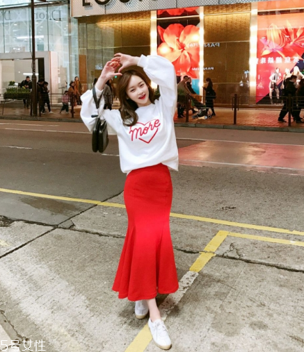 衛(wèi)衣搭配什么裙子好看？春日少女范兒盡顯
