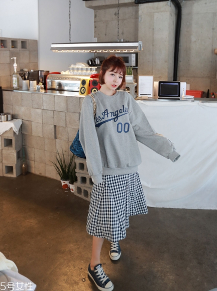 衛(wèi)衣搭配什么裙子好看？春日少女范兒盡顯