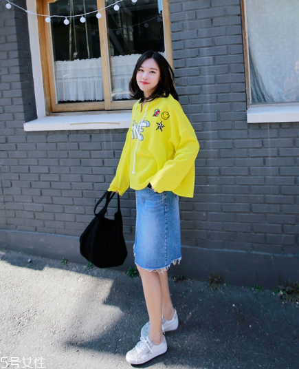 衛(wèi)衣搭配牛仔裙好看嗎？瞬間減齡變少女