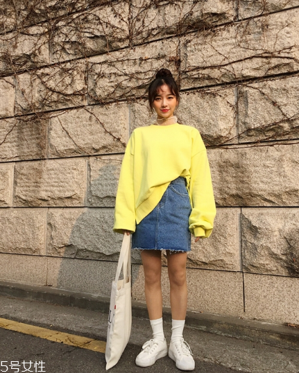 衛(wèi)衣搭配牛仔裙好看嗎？瞬間減齡變少女
