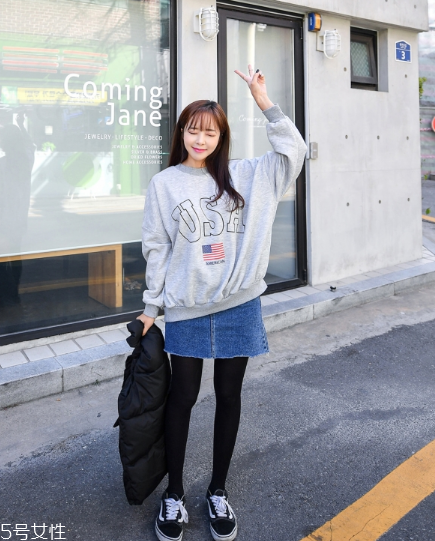 衛(wèi)衣搭配牛仔裙好看嗎？瞬間減齡變少女