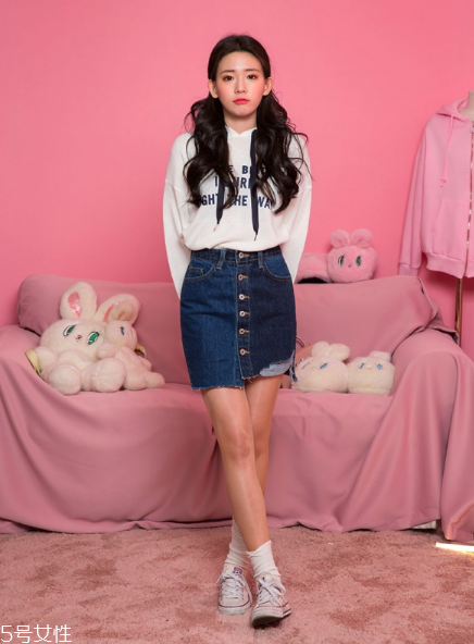 衛(wèi)衣搭配牛仔裙好看嗎？瞬間減齡變少女