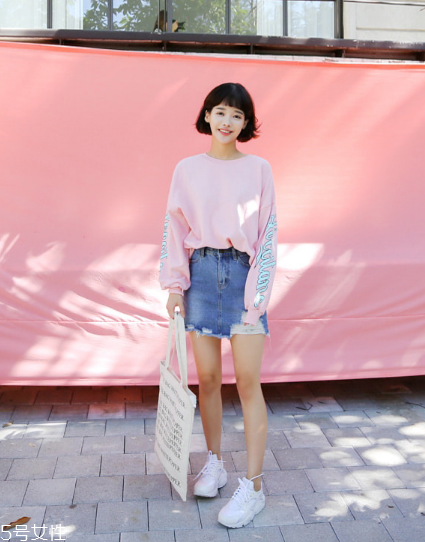 衛(wèi)衣搭配牛仔裙好看嗎？瞬間減齡變少女