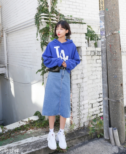衛(wèi)衣搭配牛仔裙好看嗎？瞬間減齡變少女