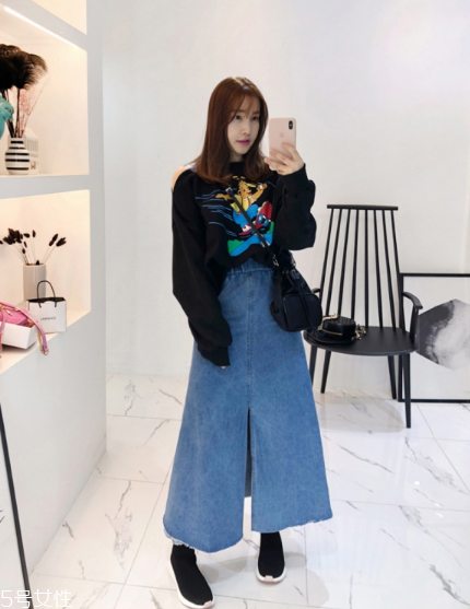 衛(wèi)衣搭配牛仔裙好看嗎？瞬間減齡變少女