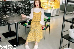 吊帶碎花裙配什么上衣？打造乖乖女形象