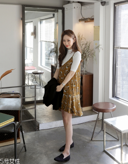 吊帶碎花裙配什么上衣？打造乖乖女形象