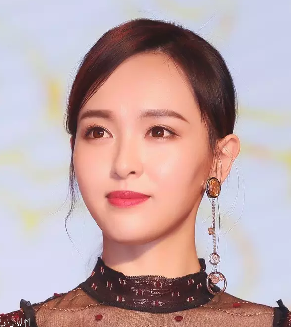 寬額頭適合什么劉海？2018額頭寬劉海圖片