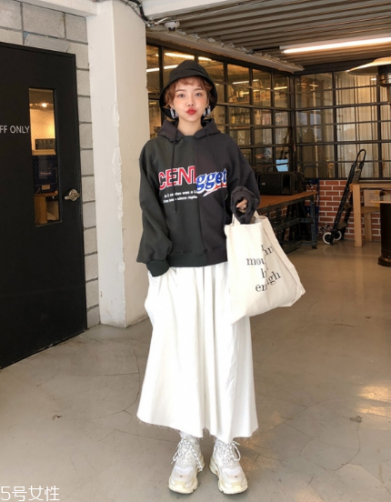 衛(wèi)衣搭配長裙好看嗎？早春凹足造型感