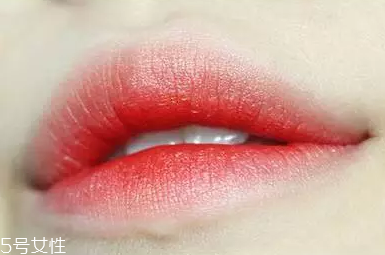 唇彩怎么涂好看？用下唇暈染上唇更好看