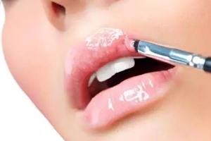 唇彩怎么涂好看？用下唇暈染上唇更好看