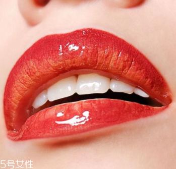 唇彩有點(diǎn)干了怎么辦？加礦泉水稀釋