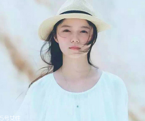 鹽系女生怎樣穿搭？清新無(wú)公害的鄰家女孩