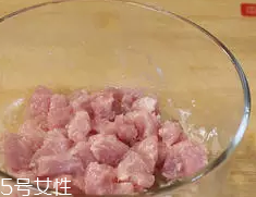 杏鮑菇怎么洗才干凈？鹽水泡泡輕松去污