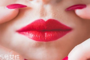 唇彩有點(diǎn)干了怎么辦？加礦泉水稀釋