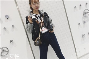 牛仔褲和休閑褲哪個好看？各有各的特色