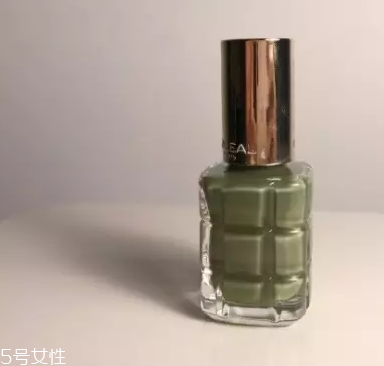 綠色指甲油配什么顏色？裸色和巧克力色是絕配