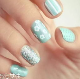 綠色指甲油顯手黑嗎？反光深綠色適合黃皮