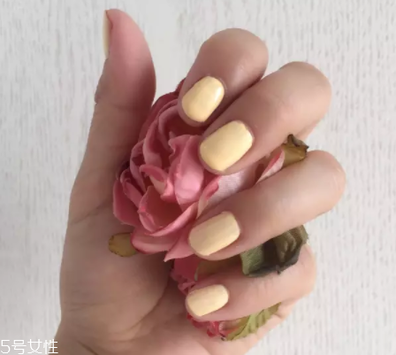 綠色指甲油顯手黑嗎？反光深綠色適合黃皮