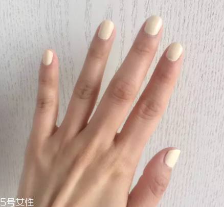 綠色指甲油顯手黑嗎？反光深綠色適合黃皮