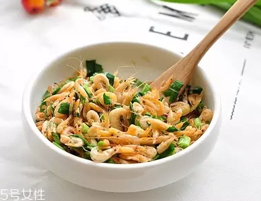 韭菜沒(méi)熟吃了會(huì)怎么樣？生韭菜很辛辣