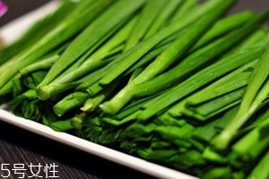 韭菜沒(méi)熟吃了會(huì)怎么樣？生韭菜很辛辣