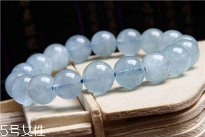藍(lán)水晶戴哪只手？不同場(chǎng)合有講究