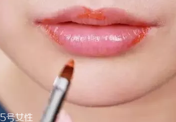 口紅干了嘴脫皮怎么辦？4步打造水潤(rùn)雙唇